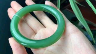 收藏款和田玉碧玉手镯58口径,老料绿猫眼阳绿圆条 无黑点无裂 个别微
