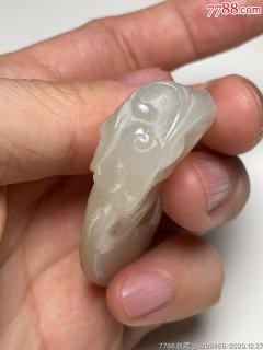 老和田白玉籽料雕螭龙鸡心佩